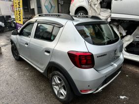 Dacia Sandero Stepway Çıkma Sol Arka Kapı Gümüş
